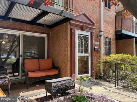 7922 Lakecrest Dr, Greenbelt, MD 20770