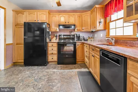 Kitchen - 7616 Earnshaw Dr, Brandywine, MD 20613 photo 4 of 4
