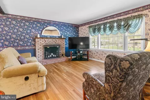 Living - 7616 Earnshaw Dr, Brandywine, MD 20613 photo 2 of 5