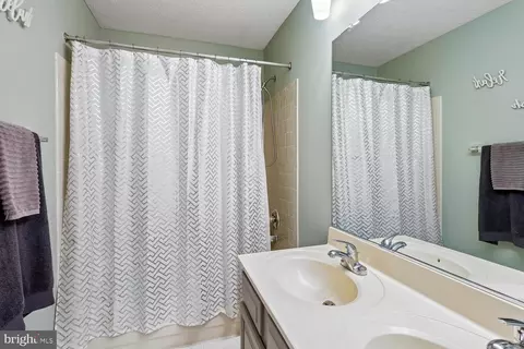 Bath - 16104 Arrowroot Ct, Bowie, MD 20716 photo 2 of 4