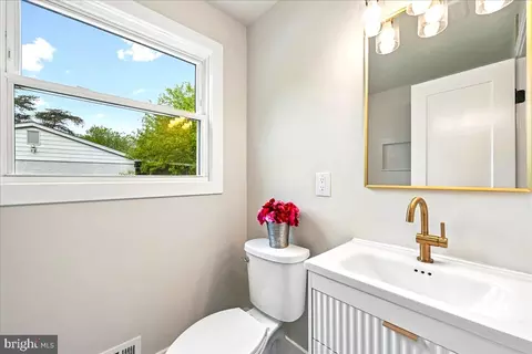 Bath - 6904 Friendship Rd, Clinton, MD 20735 photo 3 of 3