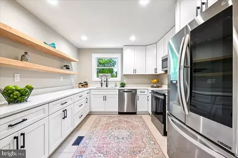 Kitchen - 6904 Friendship Rd, Clinton, MD 20735 photo 2 of 3