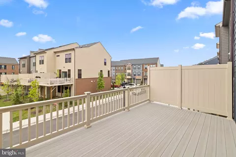 Exterior - 4833 Vista Glen Ln, Lanham, MD 20706 photo 2 of 4
