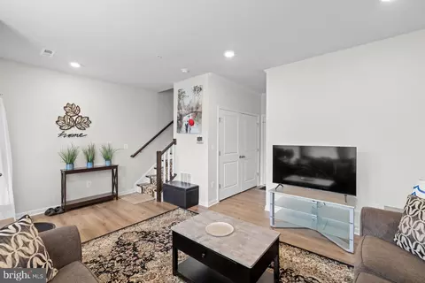 Entry Way - 4833 Vista Glen Ln, Lanham, MD 20706 photo 3 of 11