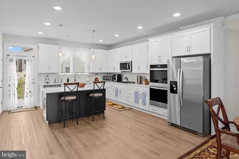 Kitchen - 4833 Vista Glen Ln, Lanham, MD 20706 photo 2 of 4