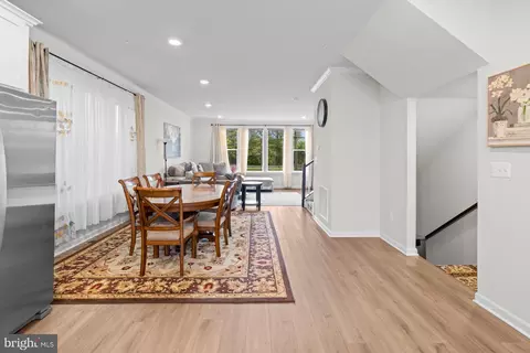 Entry Way - 4833 Vista Glen Ln, Lanham, MD 20706 photo 6 of 11