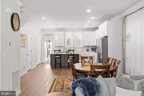 Entry Way - 4833 Vista Glen Ln, Lanham, MD 20706 photo 5 of 11