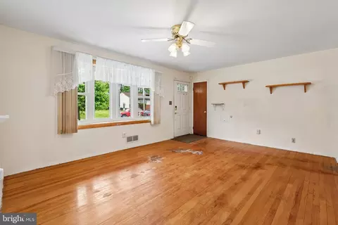 Living - 7302 Powhatan St, Lanham, MD 20706 photo 3 of 4