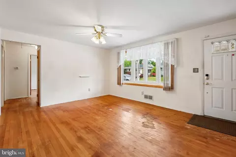Living - 7302 Powhatan St, Lanham, MD 20706 photo 2 of 4