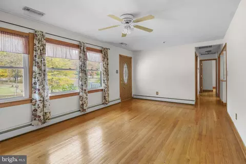 Living - 1100 Bryan Point Rd, Accokeek, MD 20607 photo 2 of 4