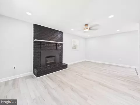 Living - 9604 Middleridge Ct, Brandywine, MD 20613 photo 4 of 11