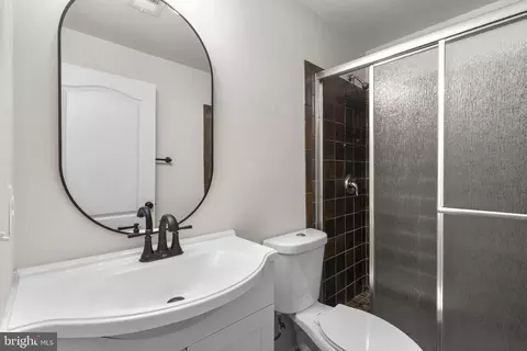 Bath - 4005 Ranch Rd, Marlboro, MD 20772 photo 2 of 2