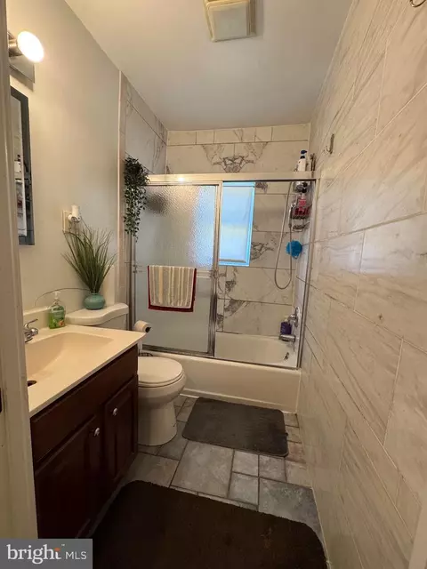 Bath - 5007 Oglethorpe St, Riverdale, MD 20737 photo 3 of 5