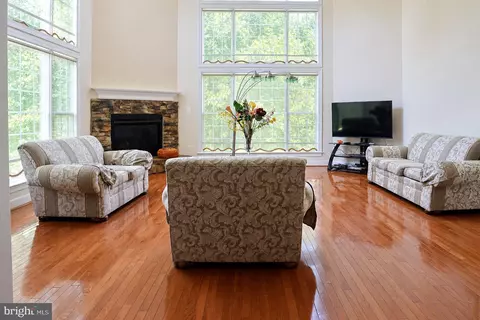 Living - 12802 Willow Marsh Ln, Bowie, MD 20720 photo 4 of 8