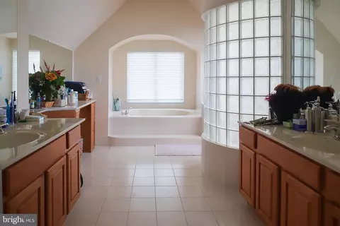Entry Way - 12802 Willow Marsh Ln, Bowie, MD 20720 photo 11 of 15
