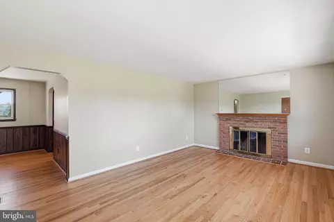 Living - 15701 Bald Eagle School Rd, Brandywine, MD 20613 photo 2 of 4
