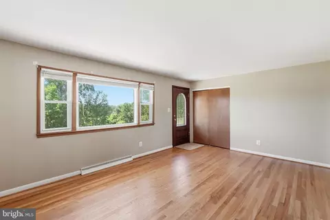 Living - 15701 Bald Eagle School Rd, Brandywine, MD 20613 photo 3 of 4