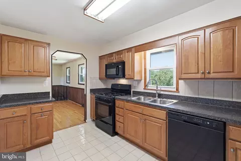 Kitchen - 15701 Bald Eagle School Rd, Brandywine, MD 20613 photo 2 of 2
