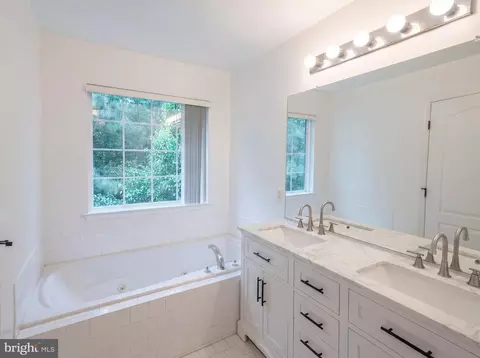 Bath - 15513 Kennett Square Way, Brandywine, MD 20613 photo 5 of 6