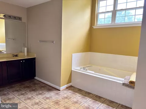 Bath - 14508 Delcastle Dr, Bowie, MD 20721 photo 4 of 6