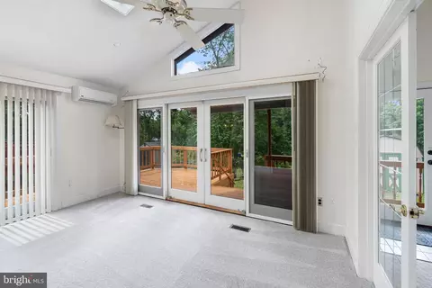 Living - 6510 100th Ave, Lanham, MD 20706 photo 3 of 5