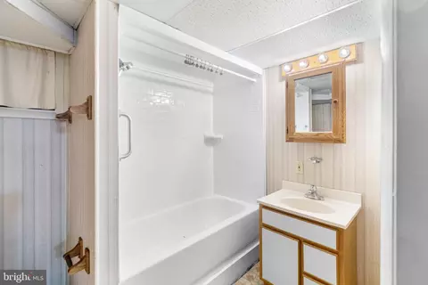 Bath - 6510 100th Ave, Lanham, MD 20706 photo 3 of 3
