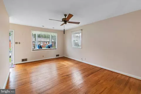 Living - 6510 100th Ave, Lanham, MD 20706 photo 2 of 5