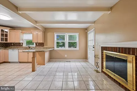 Living - 6703 Vanessa Dr, Lanham, MD 20706 photo 4 of 5