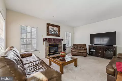 Living - 804 Falls Lake Dr, Bowie, MD 20721 photo 4 of 6