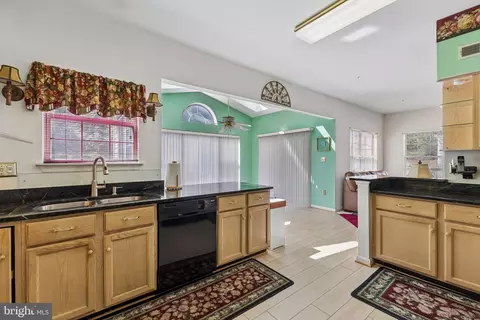 Kitchen - 804 Falls Lake Dr, Bowie, MD 20721 photo 3 of 4