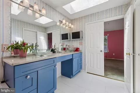 Bath - 804 Falls Lake Dr, Bowie, MD 20721 photo 2 of 4