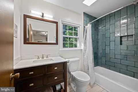 Bath - 12101 Duckettown Rd, Laurel, MD 20708 photo 4 of 5