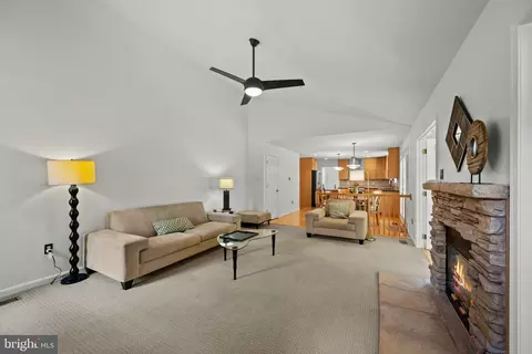Living - 10102 Mallard Pond Ct, Laurel, MD 20708 photo 4 of 7