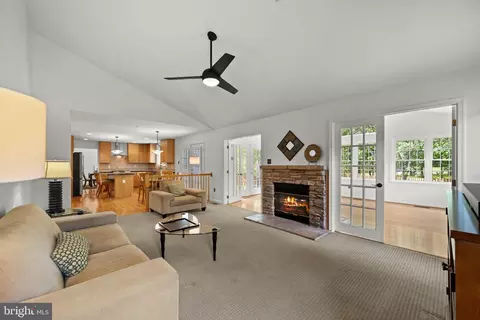 Living - 10102 Mallard Pond Ct, Laurel, MD 20708 photo 3 of 7