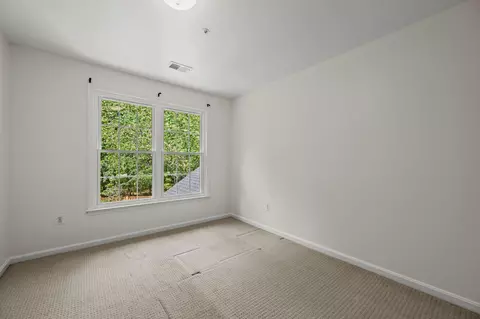 Bedroom - 10102 Mallard Pond Ct, Laurel, MD 20708 photo 4 of 10
