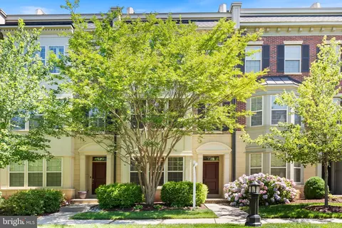 721 River Mist Dr, Oxon Hill, MD 20745