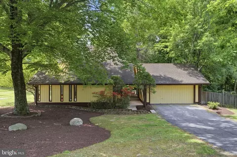 817 W Tantallon Dr, Fort Washington, MD 20744