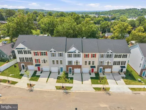 View/Area - 4927 Devitt Pl, Oxon Hill, MD 20745 photo 3 of 9