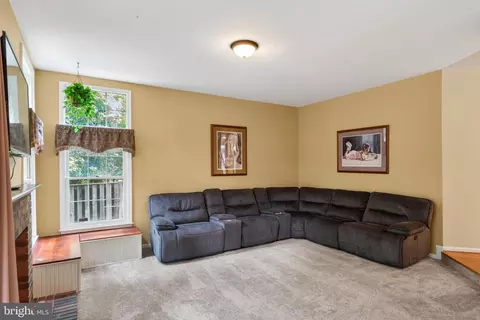 Living - 9110 Tallfield Ct, Lanham, MD 20706 photo 2 of 4