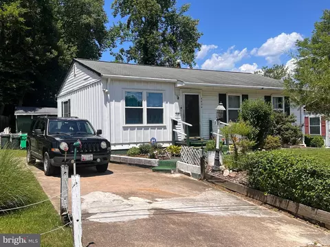 8804 Mchenry Ln, Lanham, MD 20706
