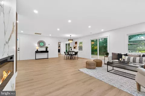Living - 9200 Pleasant Ct, Laurel, MD 20708 photo 2 of 8