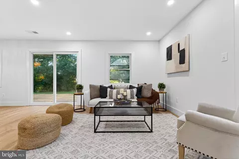 Living - 9200 Pleasant Ct, Laurel, MD 20708 photo 4 of 8