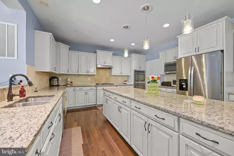 Kitchen - 6102 Oglethorpe Mill Dr, Brandywine, MD 20613 photo 4 of 6