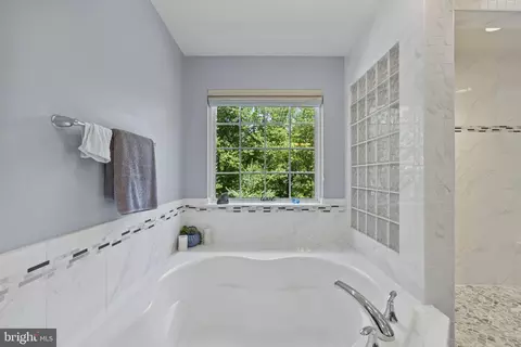 Bath - 6102 Oglethorpe Mill Dr, Brandywine, MD 20613 photo 3 of 8