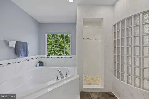 Bath - 6102 Oglethorpe Mill Dr, Brandywine, MD 20613 photo 4 of 8