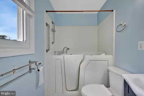 Bath - 1409 2nd St, Lanham, MD 20706 photo 2 of 5