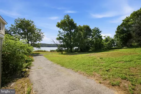 Exterior - 17501 Watershed Dr, Marlboro, MD 20772 photo 6 of 9