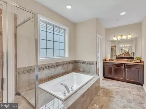 Bath - 2805 Trotter Park Ln, Lanham, MD 20706 photo 6 of 7
