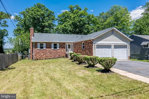 8822 Saunders Ln, Lanham, MD 20706 photo 3
