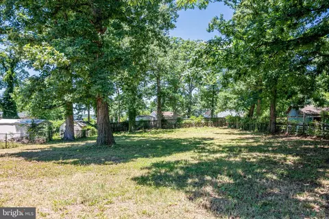 8822 Saunders Ln, Lanham, MD 20706 photo 9